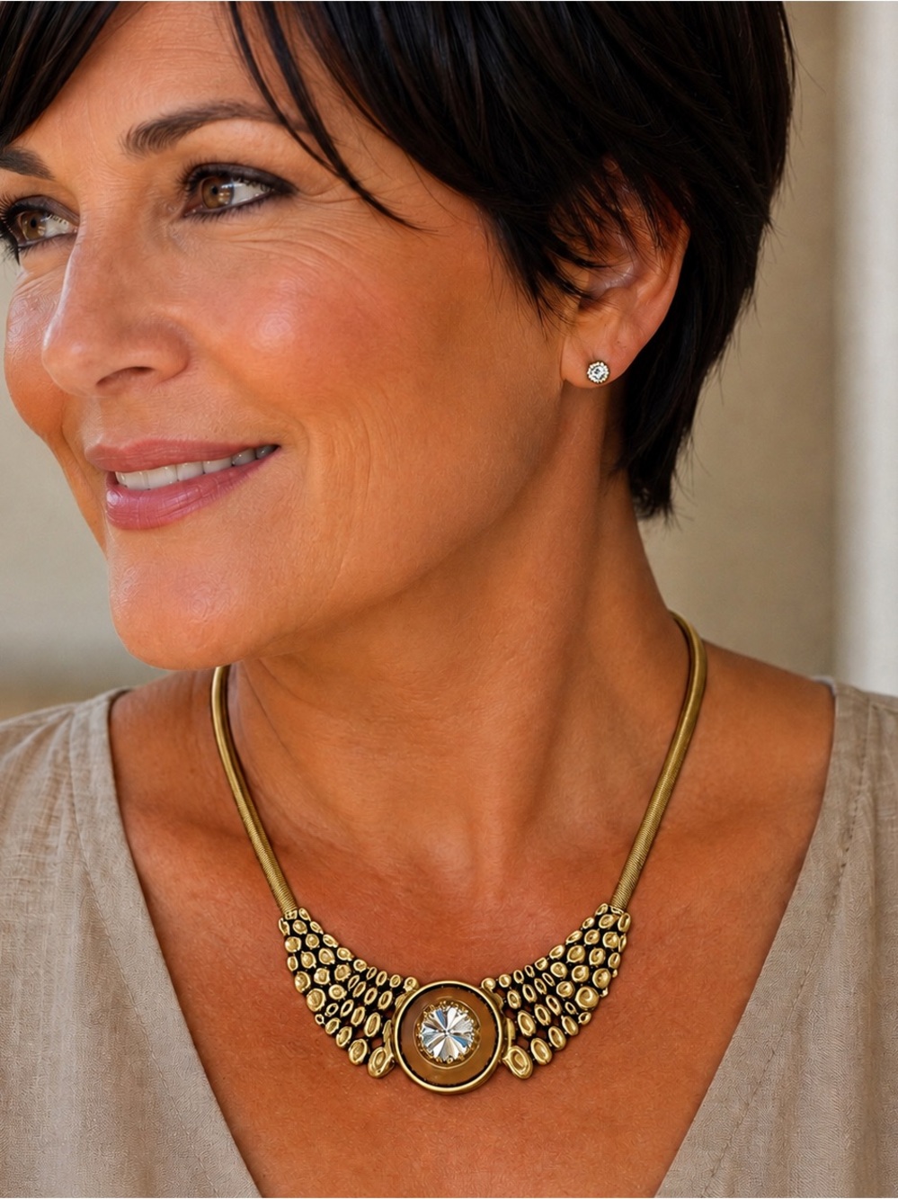 🆕😍Gold-tone Statement Necklace with Central Crystal